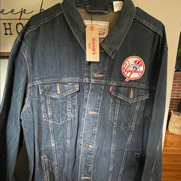 🗽Levi’s Yankees⚾️ fits 1 size down XXL and XL Av. - Picture 2 of 3
